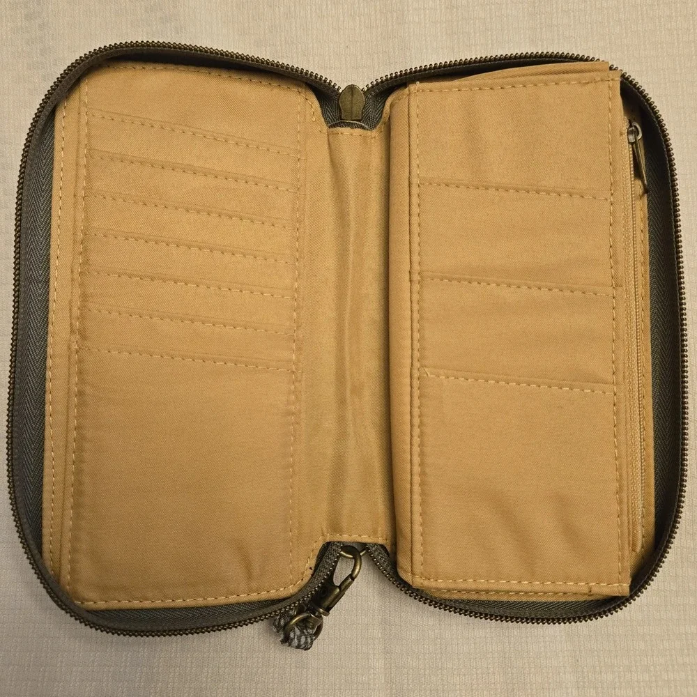 Travelon clutch wallet